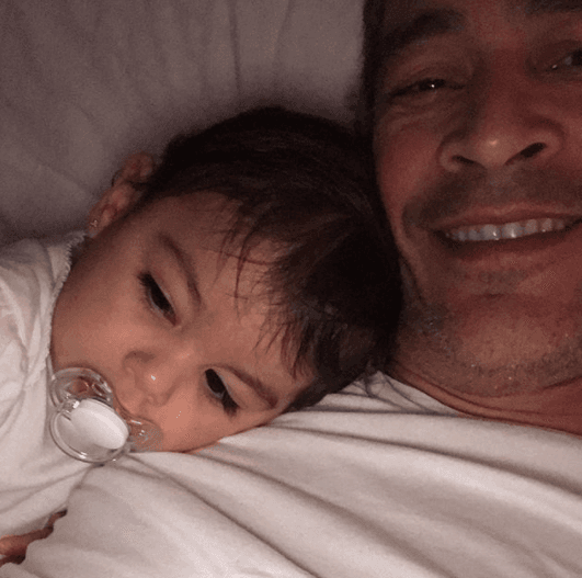 El de Johnny Lozada y su nieta Amaia "es amor del bueno", dijo el conductor. El nacimiento de esta pequeña cambió la vida de Johnny hace ya un año.