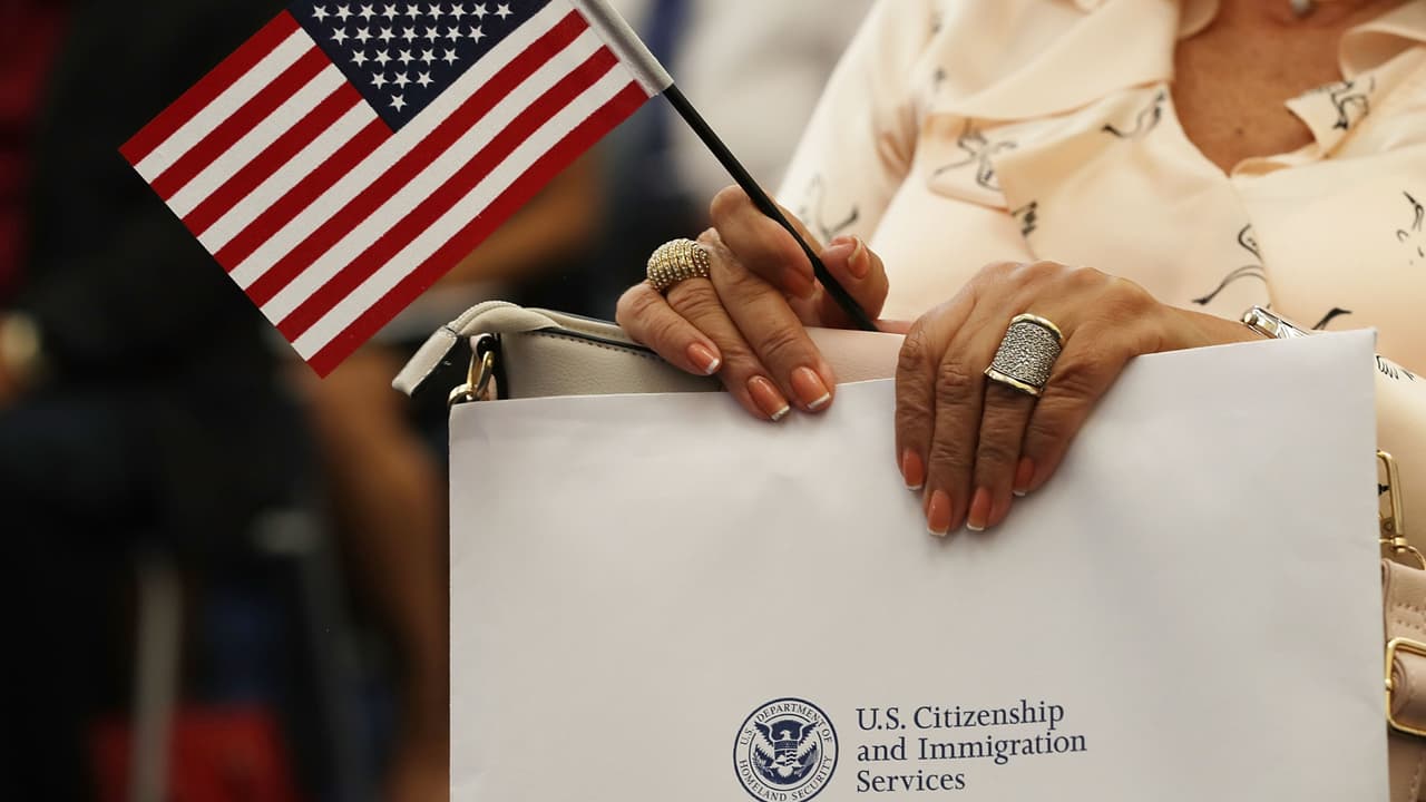 USCIS ofrece descuentos en trámites de ciudadanía a personas de bajos ingresos