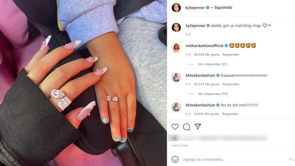 A lo largo de su relación se han desatado diversos rumores de una boda secreta. Por ejemplo, en 2021 la empresaria compartió una imagen en la que se aprecia su mano junto a la de su nena. Al verla, sus fans aseguraron que se puede observar un anillo de compromiso oculto bajo su manga.