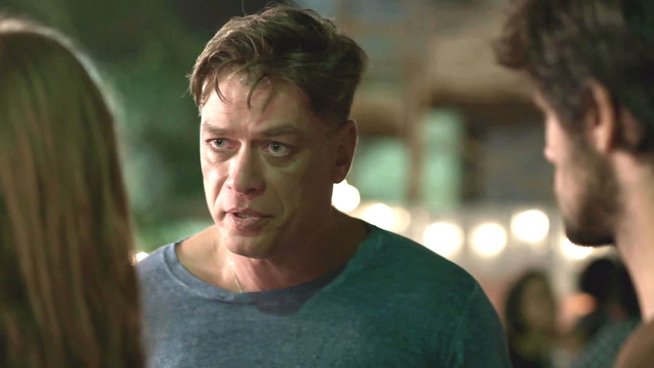 Sus intenciones al acercarse a Eliza giraban en torno a la apuesta que hizo con Carolina, convertir a una jovencita de la calle en una modelo profesional.