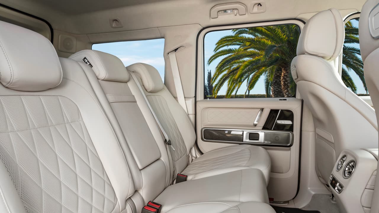 La segunda generación de la Mercedes-Benz Clase G es 4 pulgadas más larga, 4.8 pulgadas más ancha y 1.6 pulgadas más alta que su predecesora lo que le permite tener una cabina significativamente más espaciosa que la del modelo que reemplaza. 
<br>
<br>Como todo producto de Mercedes-AMG, la G63 está provista de los 
<b>típicos aditamentos de lujo</b> a los que están acostumbrados los clientes que tienen la capacidad de pagar precios que exceden la barrera de los 100,000 dólares. Como cueros, metales y maderas legítimas.