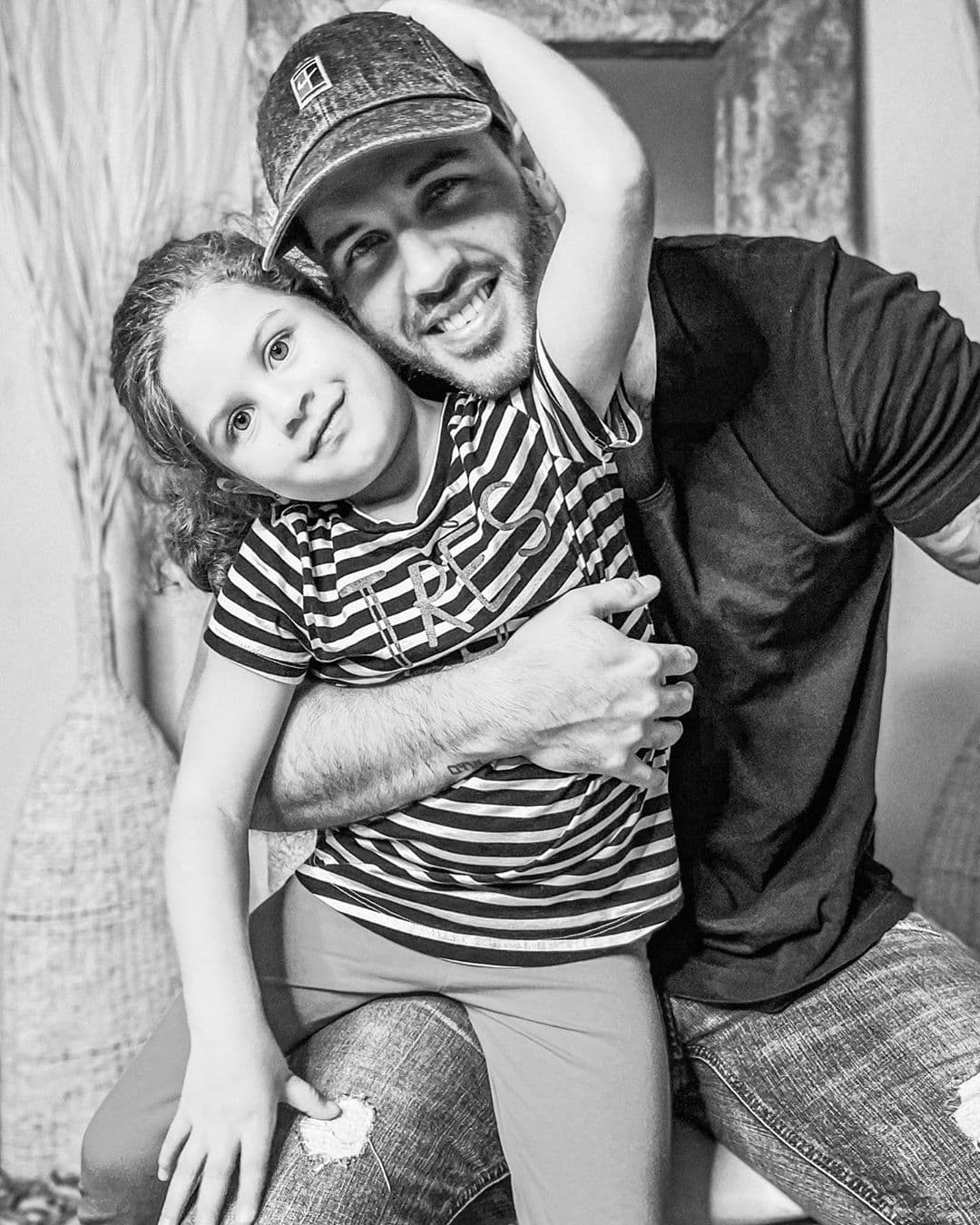 Yisus se pregunta si abrazando bien fuerte logrará que Anabella no crezca tan rápido como lo hace.