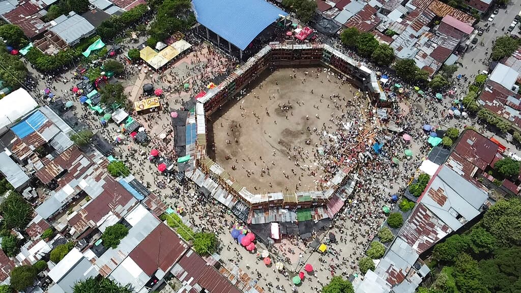 Al menos cuatro muertos y más de 300 heridos al colapsar las graderías en una plaza de toros en Colombia