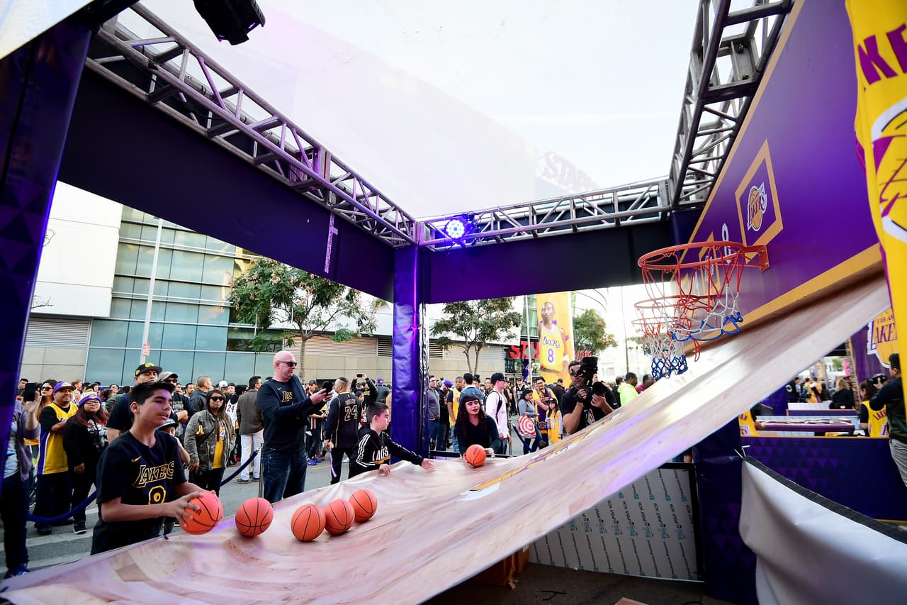 Asi disfrutan los fanáticos a las afueras del Staples Center en 'Kobeland'.