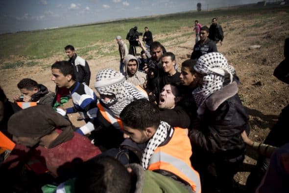 Los próximos pasos del movimiento islamista Hamás y de Israel son claves para detener la espiral de violencia que estalló el miércoles en la zona, en un aparente intento de la Yihad Islámica de arrastrar a ambas partes a un nuevo conflicto armado. "Israel considera a Hamás responsable de todo lo que ocurre (en Gaza): es el que ejerce la soberanía y el que debe responder por todo lo que ocurre", declaró un alto mando militar israelí en la zona, que reconoció que en los últimos meses no ve a milicianos de este grupo "participar en acciones terroristas". Para la Yihad Islámica, lanzar cohetes es "un medio excelente para avergonzar a Hamás, con el fin de demostrar que son ellos los que definen la agenda (política) en Gaza, mientras Hamás ha abandonado la yihad y la resistencia (armada) en busca del poder", escribe hoy el experto israelí en asuntos árabes y de Oriente Medio, Avi Isajarov. Organización mucho más pequeña, versátil e ideológica que Hamás, y sobre todo sin responsabilidades de gobierno, la Yihad trata de reavivar la lucha armada y "hace grandes esfuerzos para arrastrar (a ambas partes) a un nuevo conflicto", apelando en esta ocasión a la muerte de tres de sus hombres. Netanyahu debe decidir ahora "si quiere más violencia o seguir el toma y daca habitual con las milicias", subraya el académico.