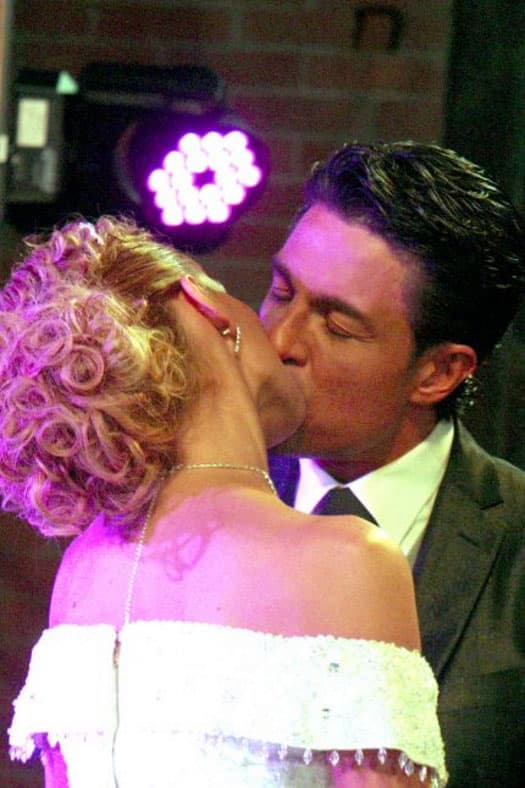 Y es que la trama de "En tierra salvaje" cuenta la historia de tres hermanos de campo que se enamoran de la misma mujer, una guapa e inteligente citadina que padece asma.