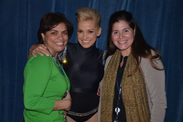 Luego del boxeo y la música, Fanny Lu aprovechó para retratarse con las productoras de Sábado Gigante.