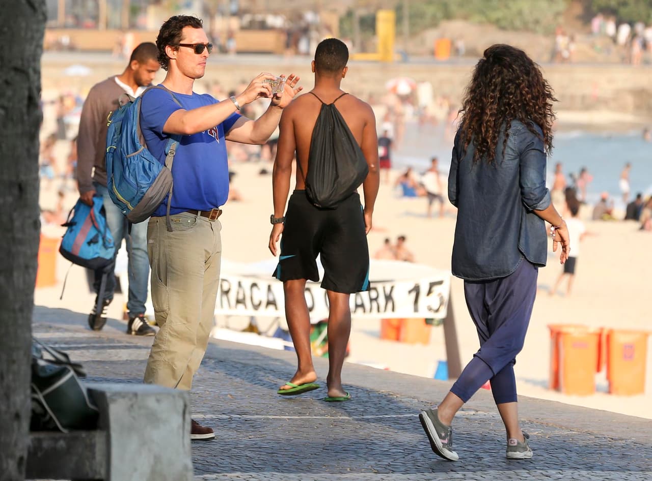 Con la playa de fondo.