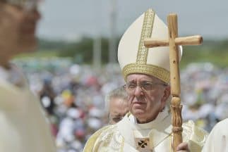 Francisco dice que ayuda a la familia no es una “limosna” sino una deuda social