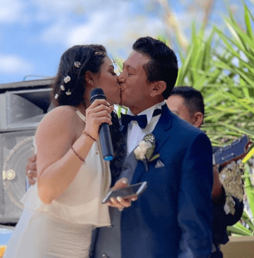 Violeta Isfel utilizó estas imágenes para enviar un emotivo mensaje a su pareja: “Amor mío,
<b>hace un año llena de inmensa dicha y plenitud, sin dudar, dije ¡SÍ!</b> Gracias, Gracias, Gracias, por este año maravilloso lleno de crecimiento, amor, aprendizaje, evolución, diversión y extraordinarias experiencias.
<b>¡FELIZ ANIVERSARIO ESPOSO! </b>Simplemente #teamo”.
<br>