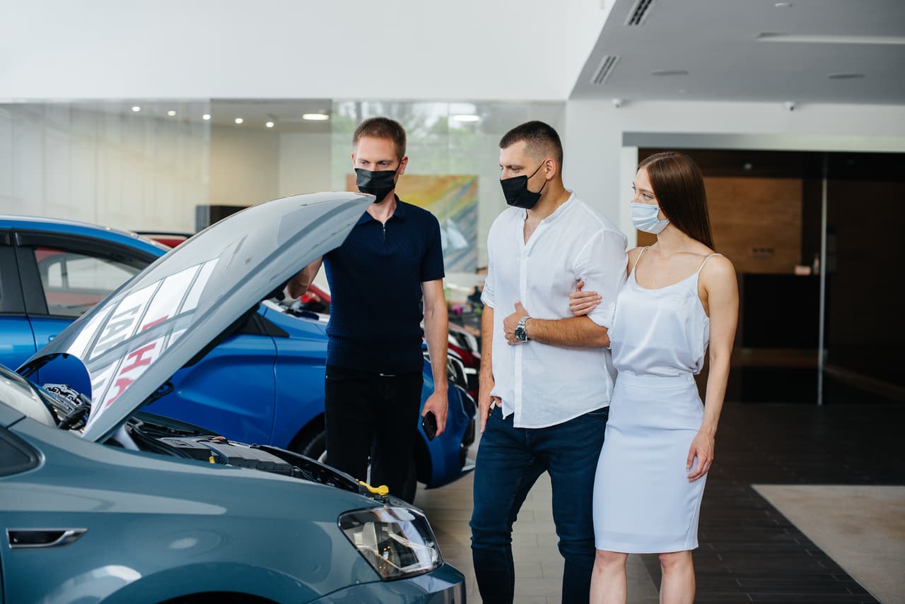 Por si fuera poco, los fabricantes de carros hasta ahora han favorecido las ventas minoristas sobre las ventas de flotas de alquiler. Todo esto ha dado lugar a un complejo escenario donde la oferta no es capaz de hacerle frente a la demanda y los precios llegan a niveles históricos.