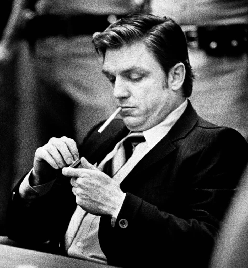 <b>Gerald Gallego</b> utilizaba a su esposa, 
<b>Charlene Adell Gallego</b>, como señuelo para atraer mujeres a su camioneta para después abusar de ellas, torturarlas y asesinarlas.
<br>
<br>La pareja aterrorizó Sacramento contando al menos
<b> 10 víctimas</b> entre 1978 y 1980, cuando fueron detenidos después de secuestrar a dos mujeres.
<br>
<br>Charlene aceptó un acuerdo de culpabilidad y fue sentenciada a 16 años y ocho meses. Gerald fue condenado a muerte. Murió en prisión en 2002.