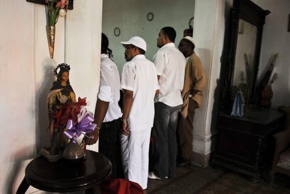 Los babalawos como se conoce a estos religiosos de la santería dieron a conocer el lunes que el signo que regirá los próximos meses será "Baba Eyiobe" (doble salvación), mientras que "Oggun" (patrono de los herreros y los militares) y "Oshun" (señora de la fecundidad y protectora de los niños) son las deidades que acompañarán el destino.