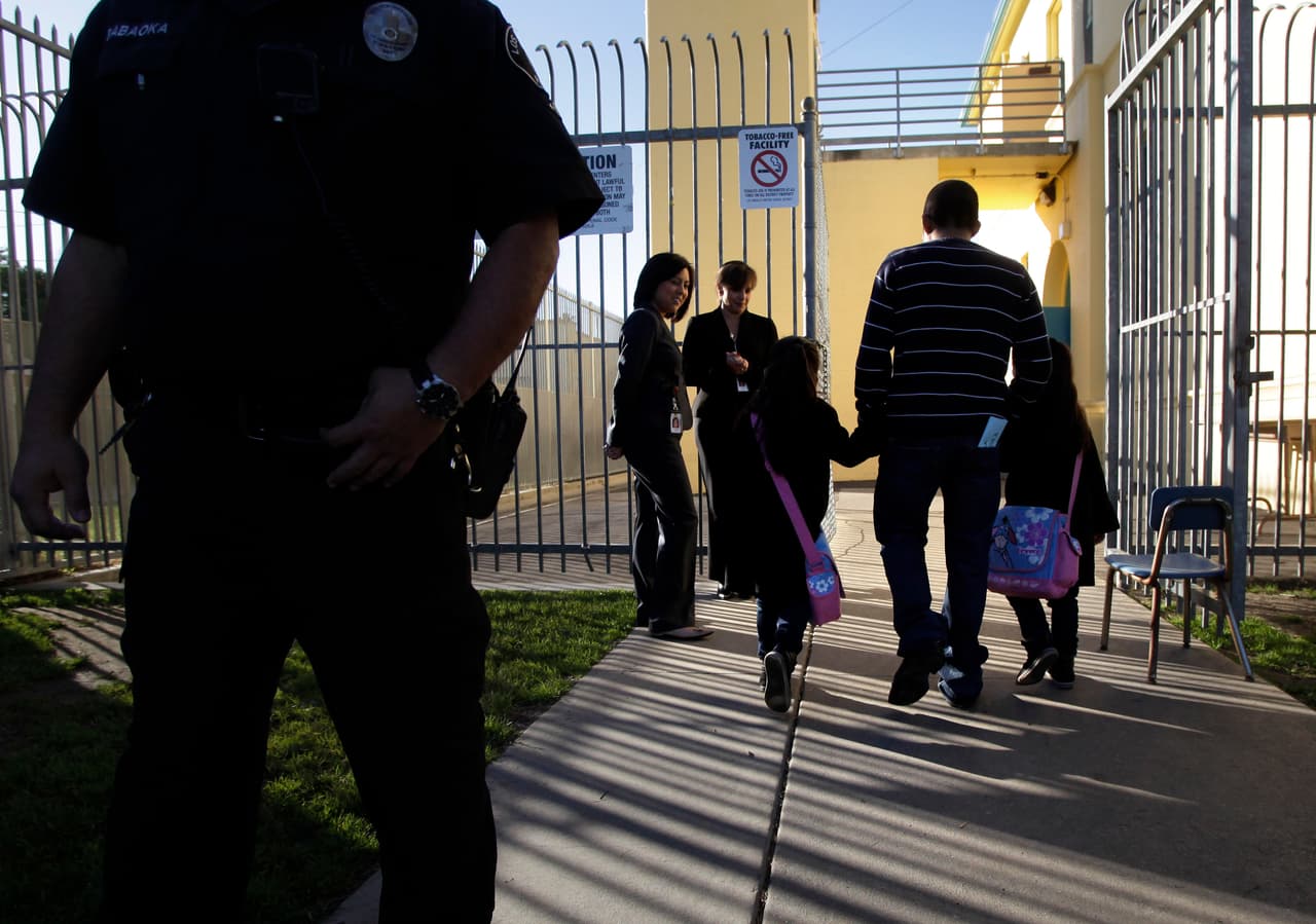 Gobernador firma nueva ley en California que retrasa el horario de entrada en las escuelas