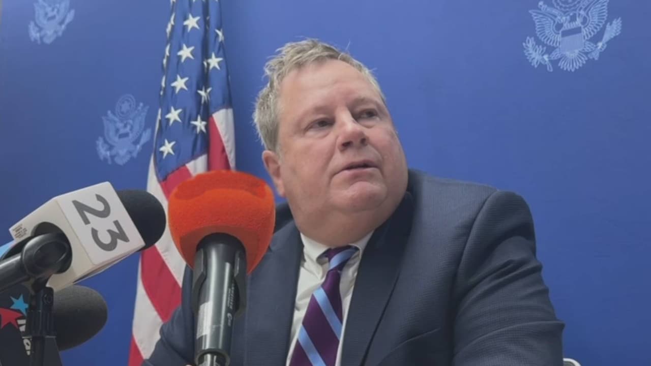 Régimen cubano arrecia campaña de desprestigio contra jefe de la Embajada de EEUU en la isla