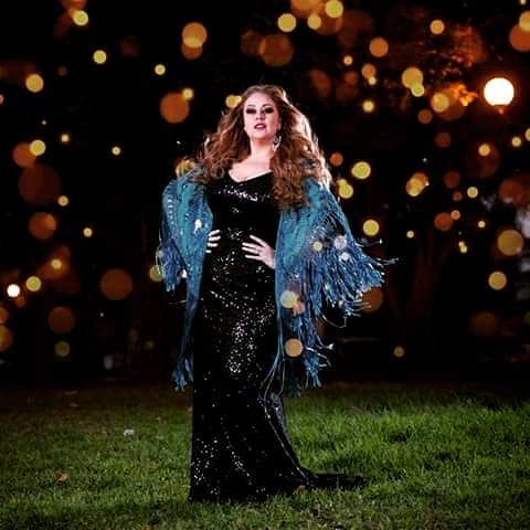 Y es que a esta cantante de origen mexicano también la distingue su voluptuoso cuerpo.