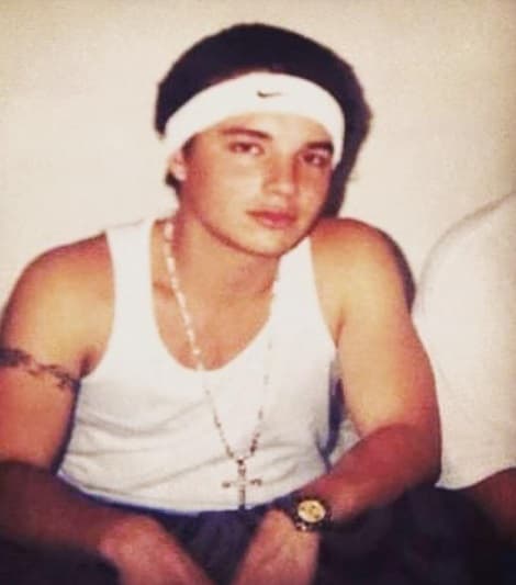 Entrada su juventud adoptó una actitud un poco más rebelde y hasta se hizo uno de sus primeros atatuajes.