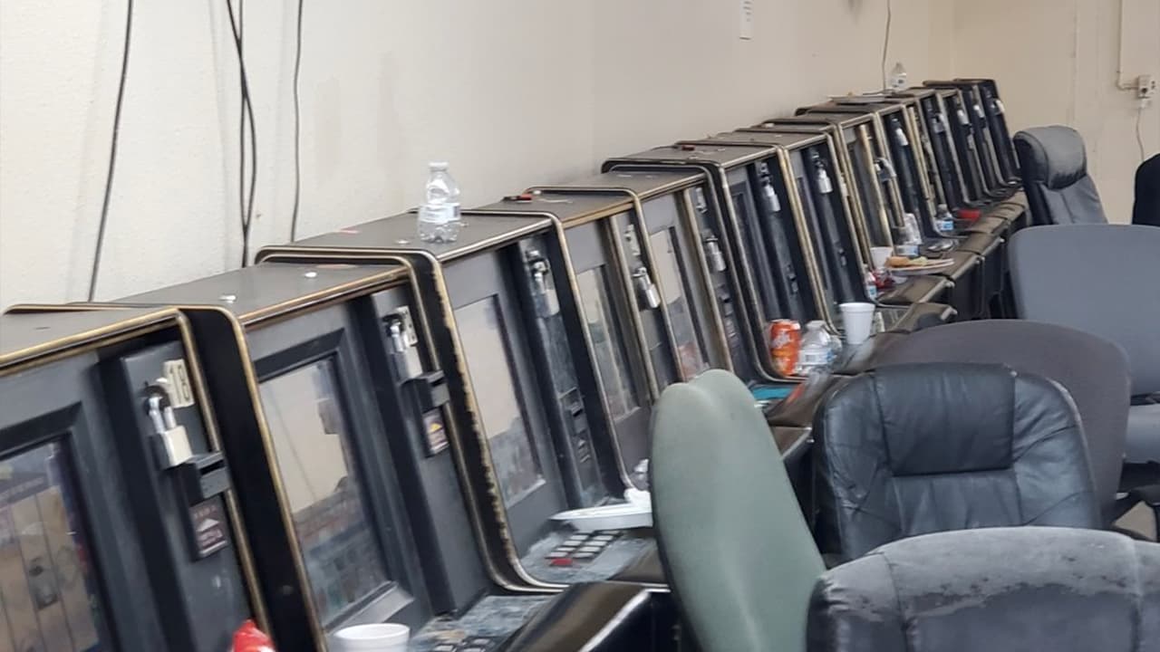 Las autoridades hallaron la sala de juegos luego de recibir una llamada de un robo.