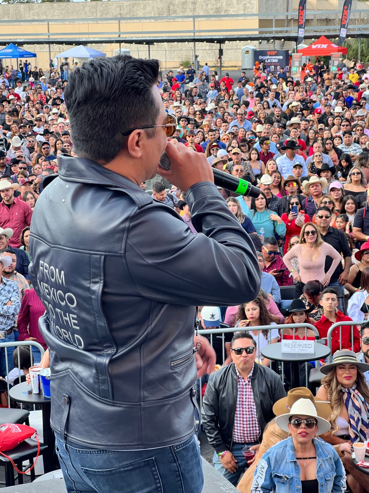 En el exterior del Imagen Venue en el Escapade 2001, miles de seguidores de Raúl Brindis se reunieron para celebrar los 30 años del locutor en Houston.