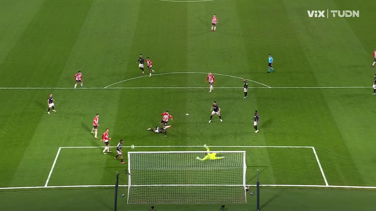 ¡Se salva el Arsenal! El tiro de Saibari se revienta en el travesaño