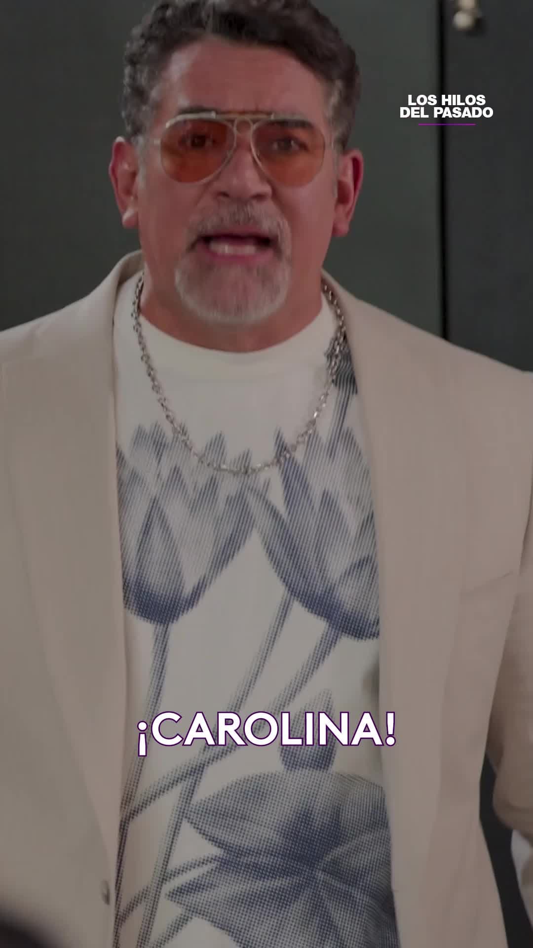 Manuel descubre que Carolina le es infiel