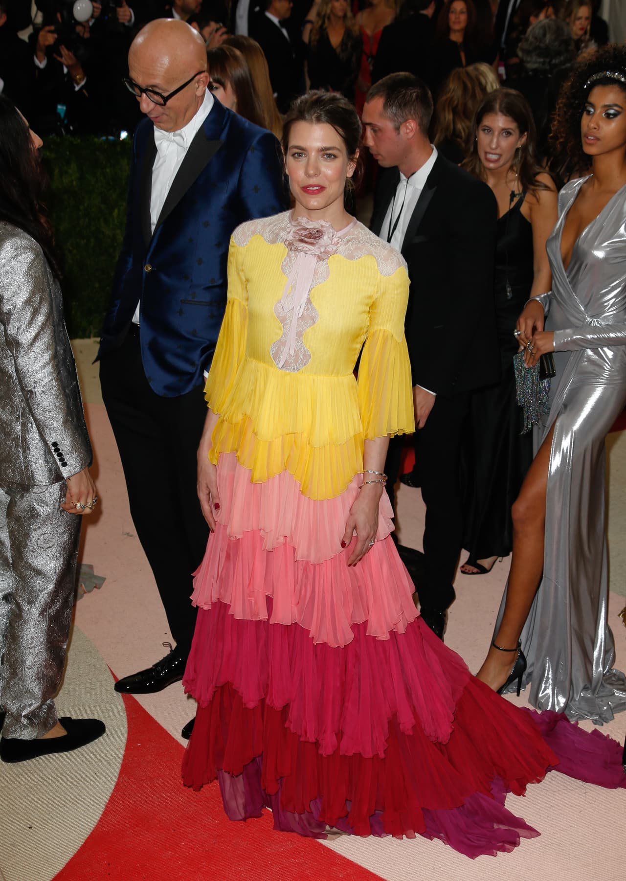 El momento de mayor interés es la alfombra roja que precede a una exposición y una fiesta privada. En 2016, la princesa Charlotte Casiraghi.