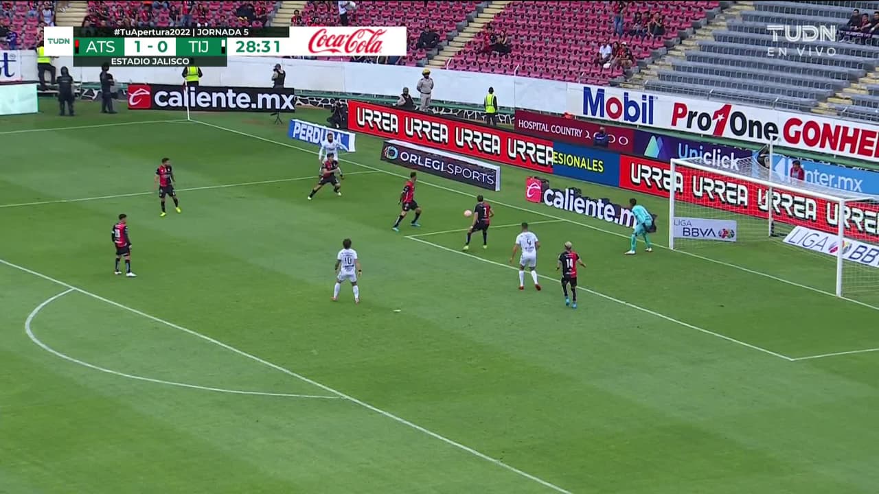 ¡TIRO ATAJADO! disparo por Nicolás Díaz.