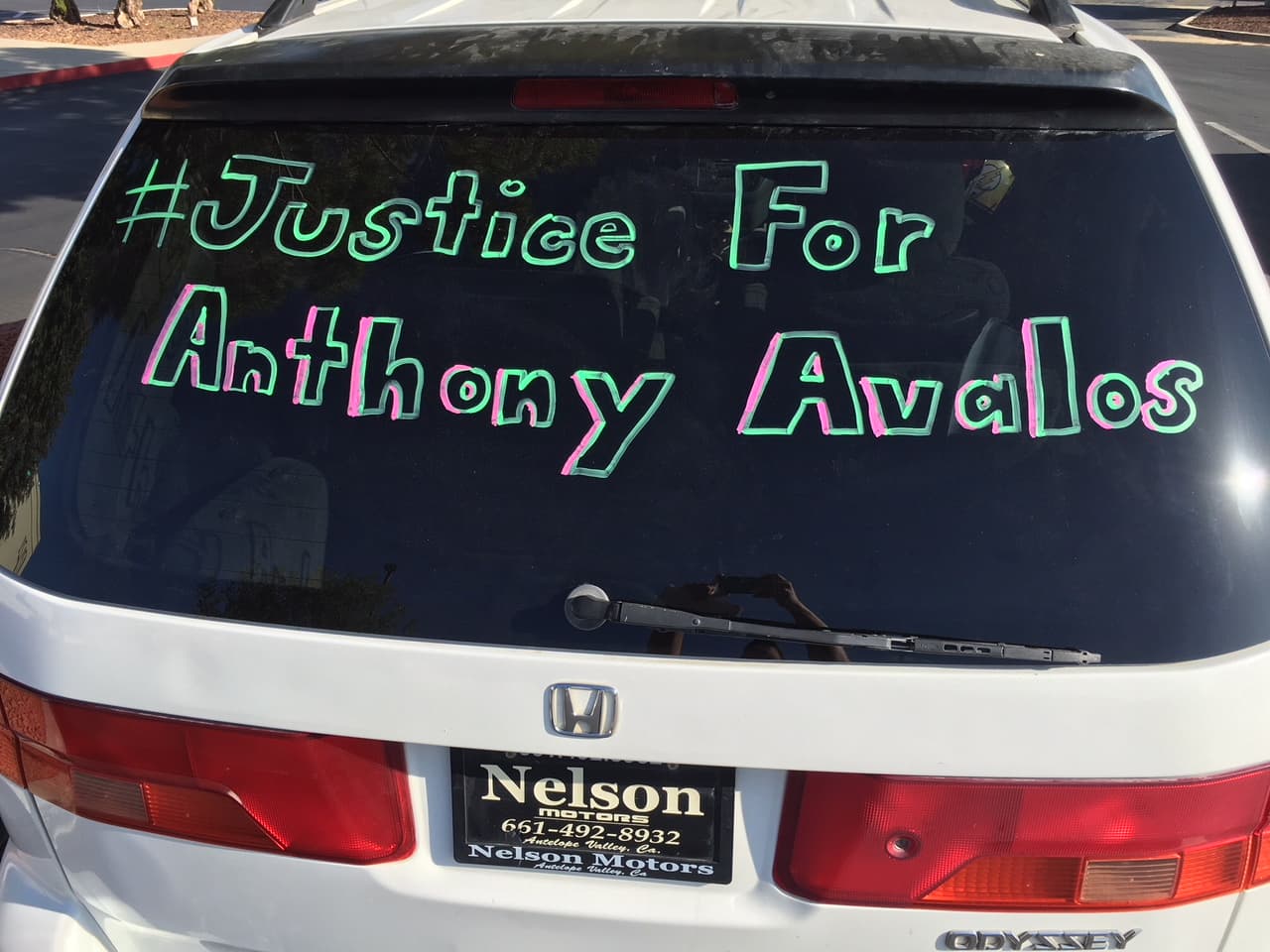 Funcionarios escolares, una profesora, un consejero, miembros de la familia y otras personas llamaron a la Policía o a la línea de reportes de abuso infantil al menos 
<b>16 veces desde 2013 para denunciar que Anthony era víctima de maltrato</b> en su casa.