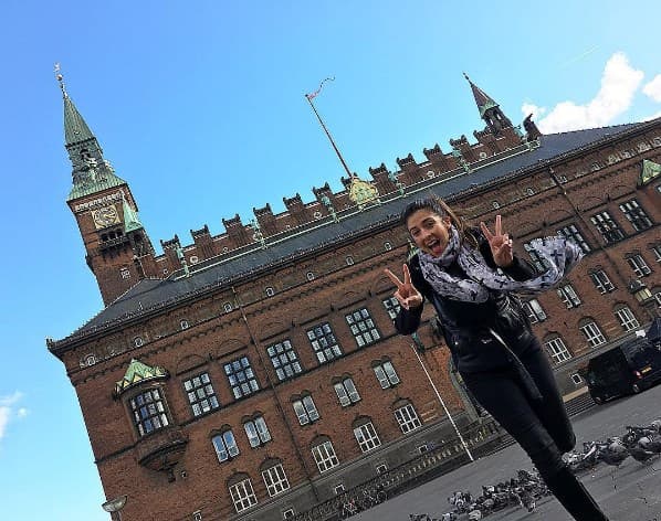 Así de entusiasmada Maity envía saludos desde Dinamarca.