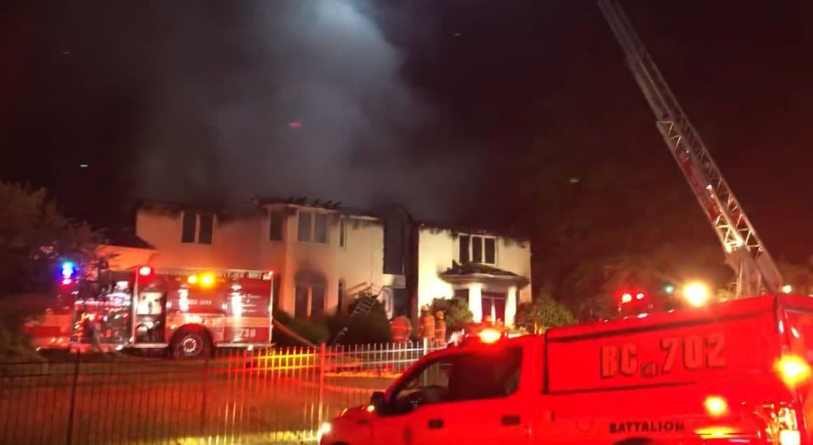 En el trabajo de contención, los equipos bloquearon las carreteras en el área.
