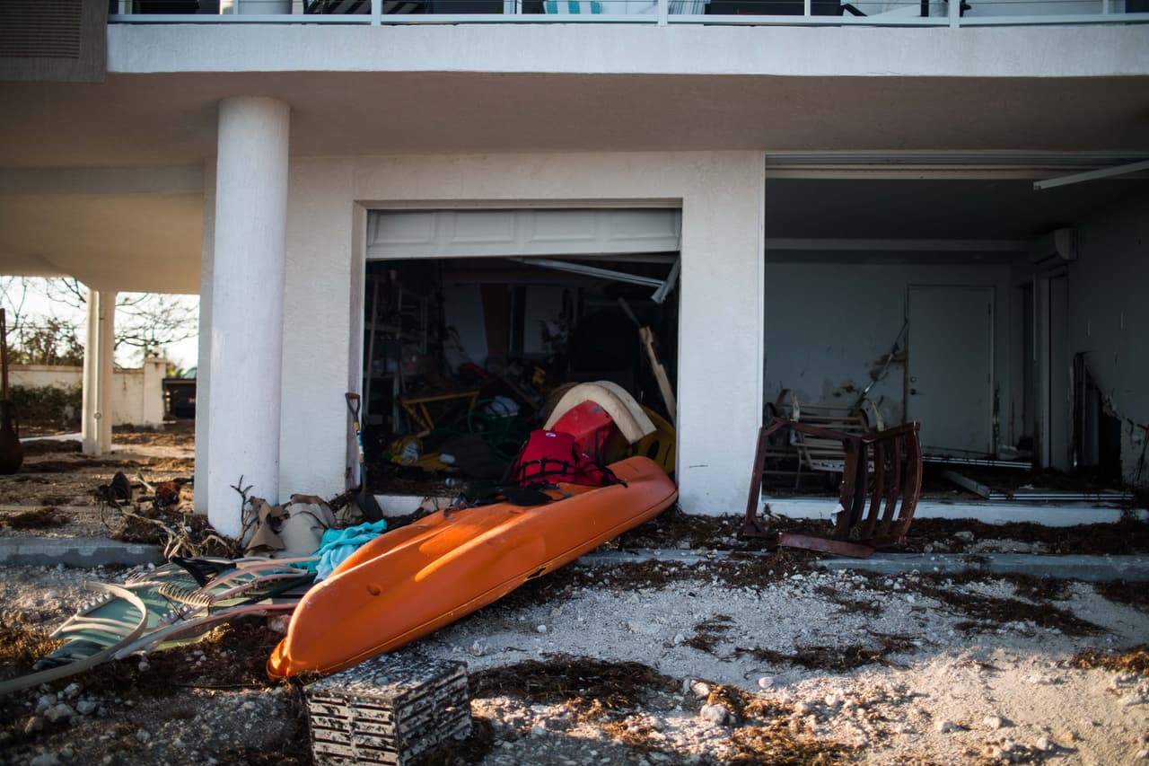 Un kayak en la planta de abajo de una casa adinerada en Key Largo. Almudena Toral/Univision Digital