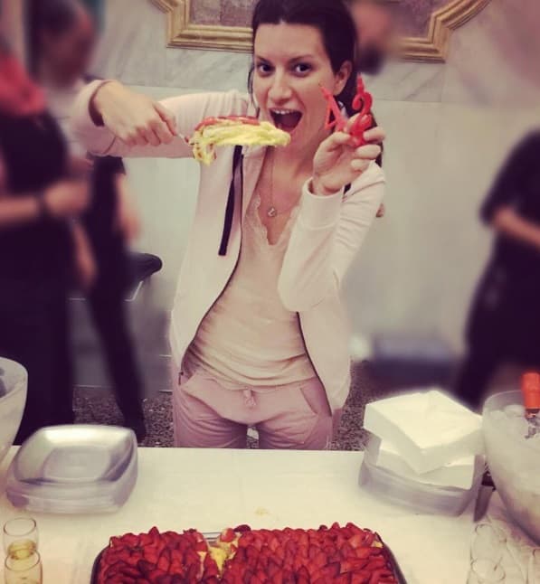 Para la italiana el maquillaje no es necesario cuando se trata de pasarla bien en la intimidad de su hogar y con su familia.