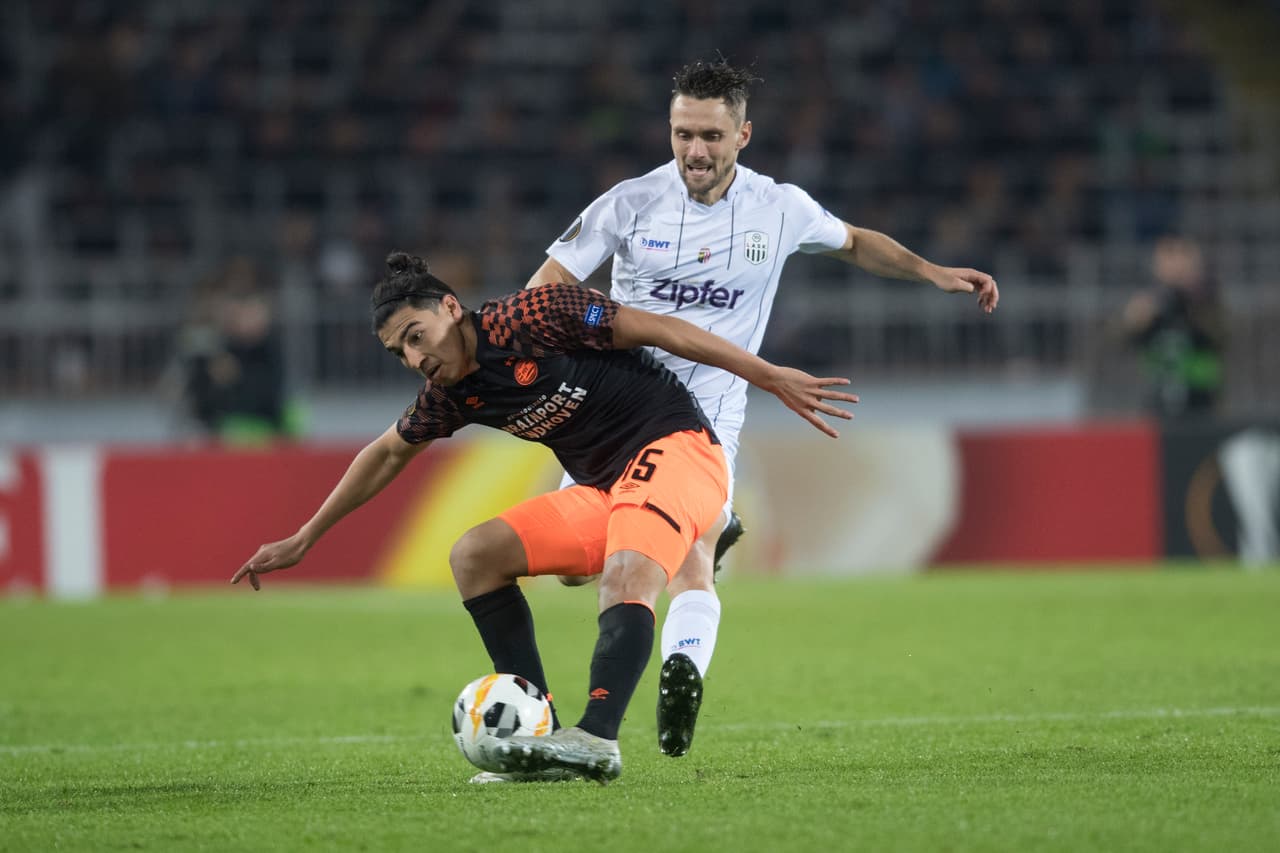 Y bueno, finalmente en el penúltimo mes del 2019 ya lucía con orgullo su nuevo 'look'. Aquí está 'Guti' con el esférico durante un juego ante Linzer ASK por la UEFA Europa League del grupo D.