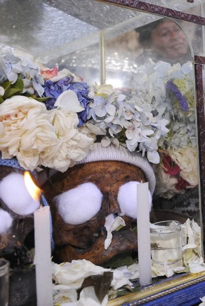 La creencia popular señala que estos cráneos -algunas veces de familiares muertos, pero en la mayoría de gentes desconocidas- otorgan favores.