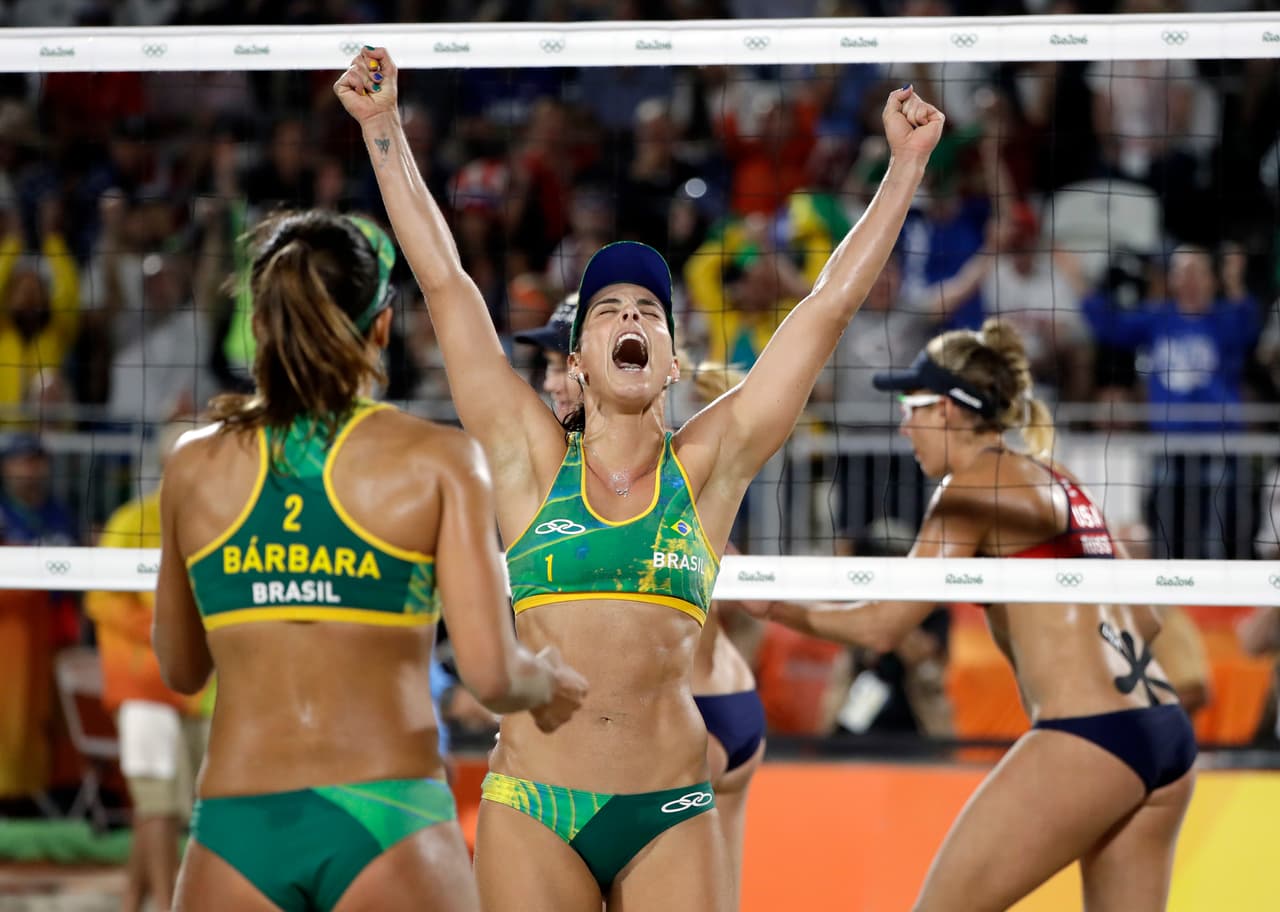 La pareja brasileña de voleibol de playa femenino, Ágatha Bednarczuk y Bárbara Seixas de Freitas vencieron en dos sets a las estadounidenses April Ross y Kerri Walsh-Jennings por 22-20 y 21-18.
