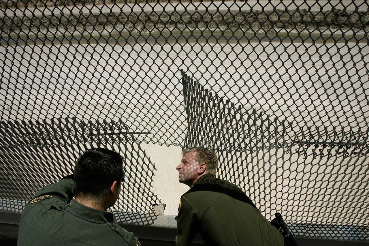 Agentes de la patrulla fronteriza inspeccionan un corte reciente a la cerca en El Paso, Texas, 2007. La construcción de estos límites físicos también desató la inconformidad de múltiples propietarios de terrenos que se vieron afectados por la edificación de las vallas en sus propiedades e interpusieron demandas en contra del gobierno federal, que pagó millones de dólares en indemnizaciones.