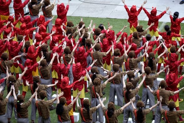 Vestidos de Chavos y Chapulines los niños le cantan Por Siempre Chespirito a Gómez Bolaños.