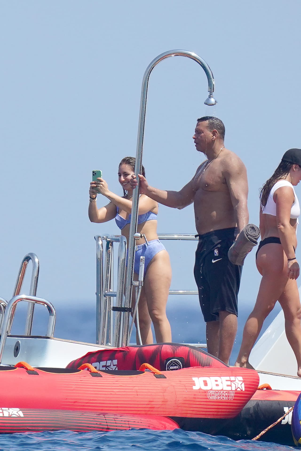 El yate de A-Rod 
<b><a href="https://www.univision.com/famosos/alex-rodriguez-casa-hamptons-milla-jlo-fotos" target="_blank">ha sido visto muy cerca del de JLo</a></b>, quien también ha sido captada por los paparazzi al lado de su nueva pareja, Ben Affleck. 
<br>