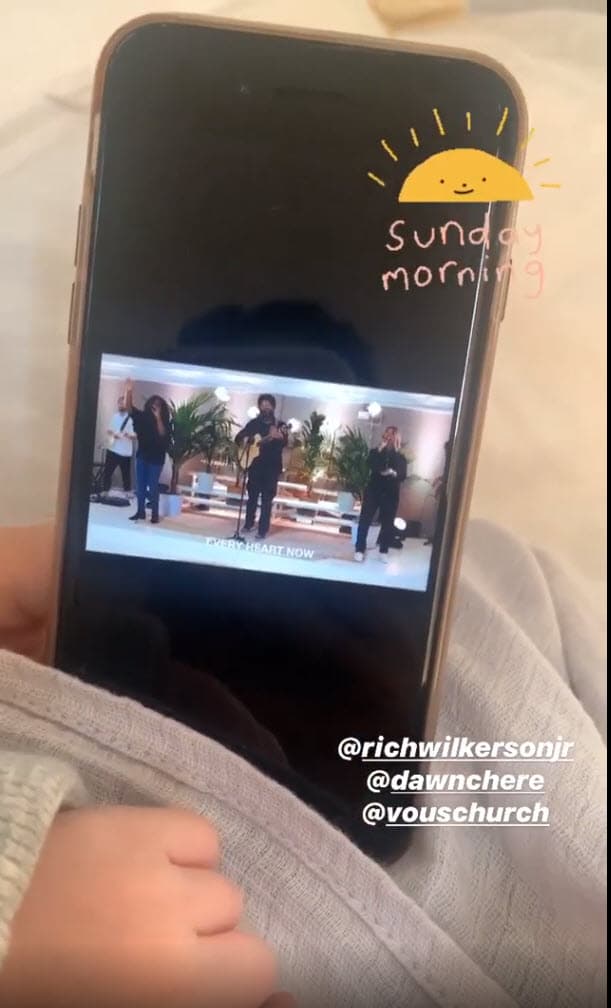 Lo hizo con este video publicado en sus historias de Instagram el domingo 17 de mayo, en él se observa la manita de Ford mientras su famosa mamá muestra a un grupo musical religioso. 
<br>