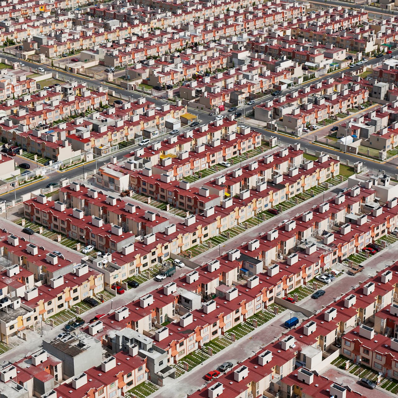 “Pequeñas cajas de concreto, sin patio trasero propio, no preparadas para los climas extremos, lejos del centro de las ciudades, con un transporte público muy deficiente, sin equipamiento urbano, horas de traslado casa - trabajo todos los días....”, dice de su serie 'Alta Densidad' Jorge Taboada. En 1996 fundó 'Idea Cúbica', una empresa especializada en fotografía arquitectónica y publicidad para arquitectos en México. La fotografía fue tomada en Ecatepec, Morelos.