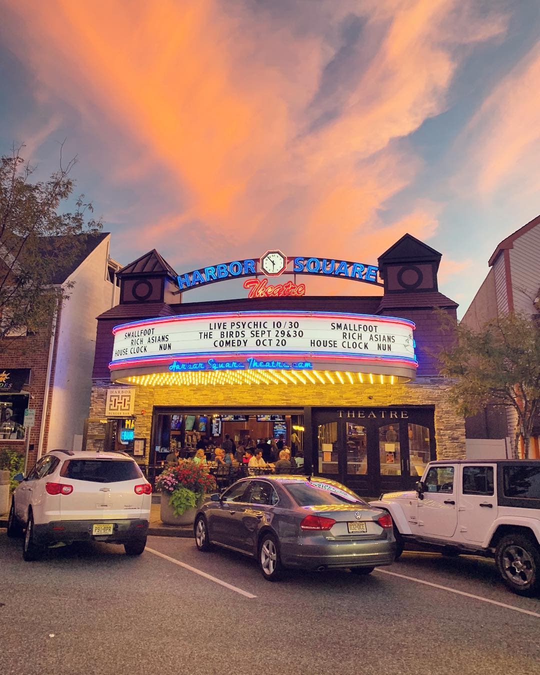 The Theatre, que data de 1949, fue renovado y reabierto en 2016 con cuatro pantallas y una hamburguesería con una sólida selección de cervezas y vinos. Ha sido un éxito desde su renacimiento y parece que no solo ha sobrevivido a la pandemia, sino que espera grandes multitudes este verano. 📍
<a href="https://www.google.com/maps/place/Harbor+Square+Theatre/@39.054221,-74.760253,15z/data=!4m5!3m4!1s0x0:0xb8dd18026d55cb5e!8m2!3d39.0541476!4d-74.7602494">271 96th St., Stone Harbor</a>
<br>