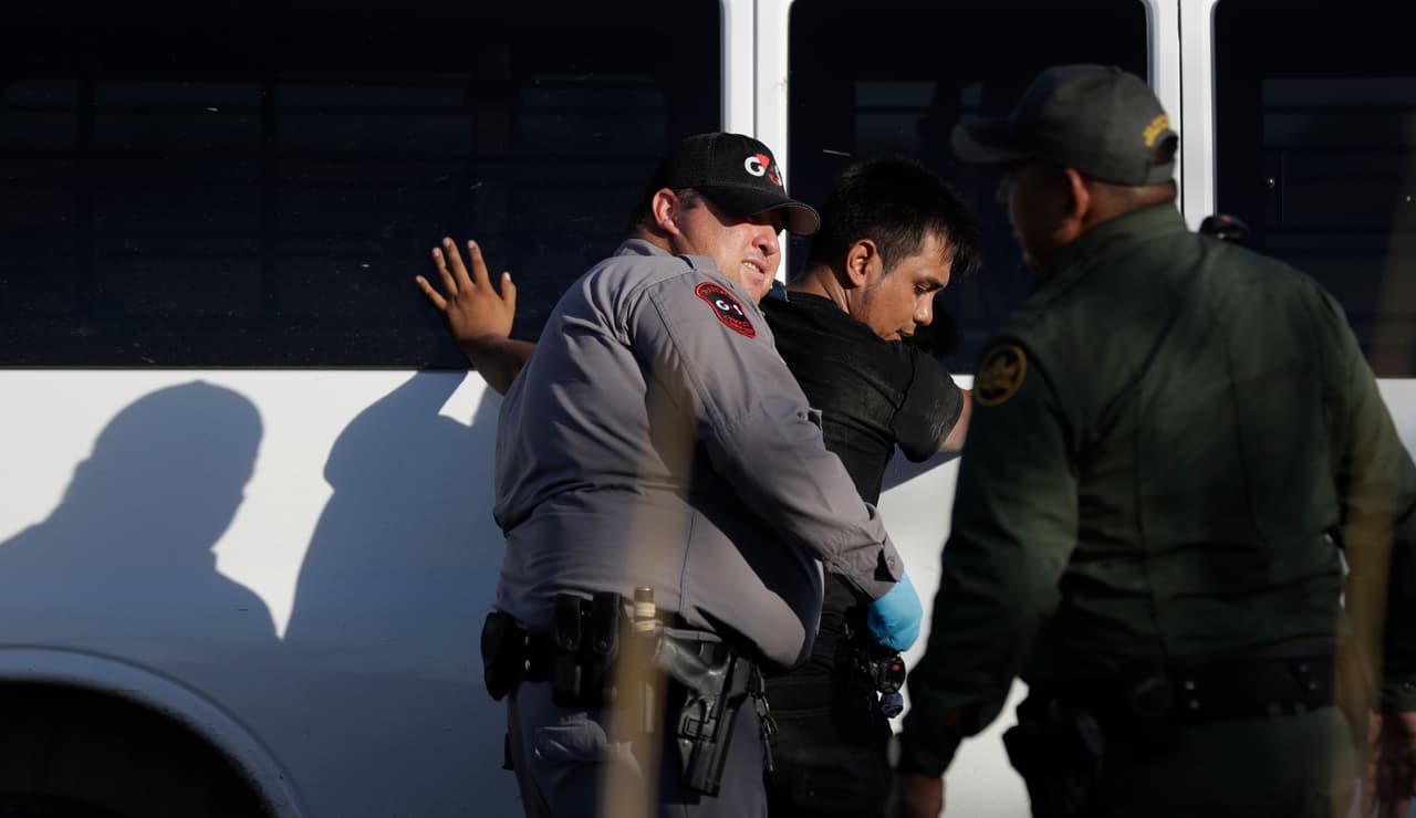 El gobierno planea negar permisos de trabajo a inmigrantes que piden asilo cuando cruzan la frontera por zonas no autorizadas