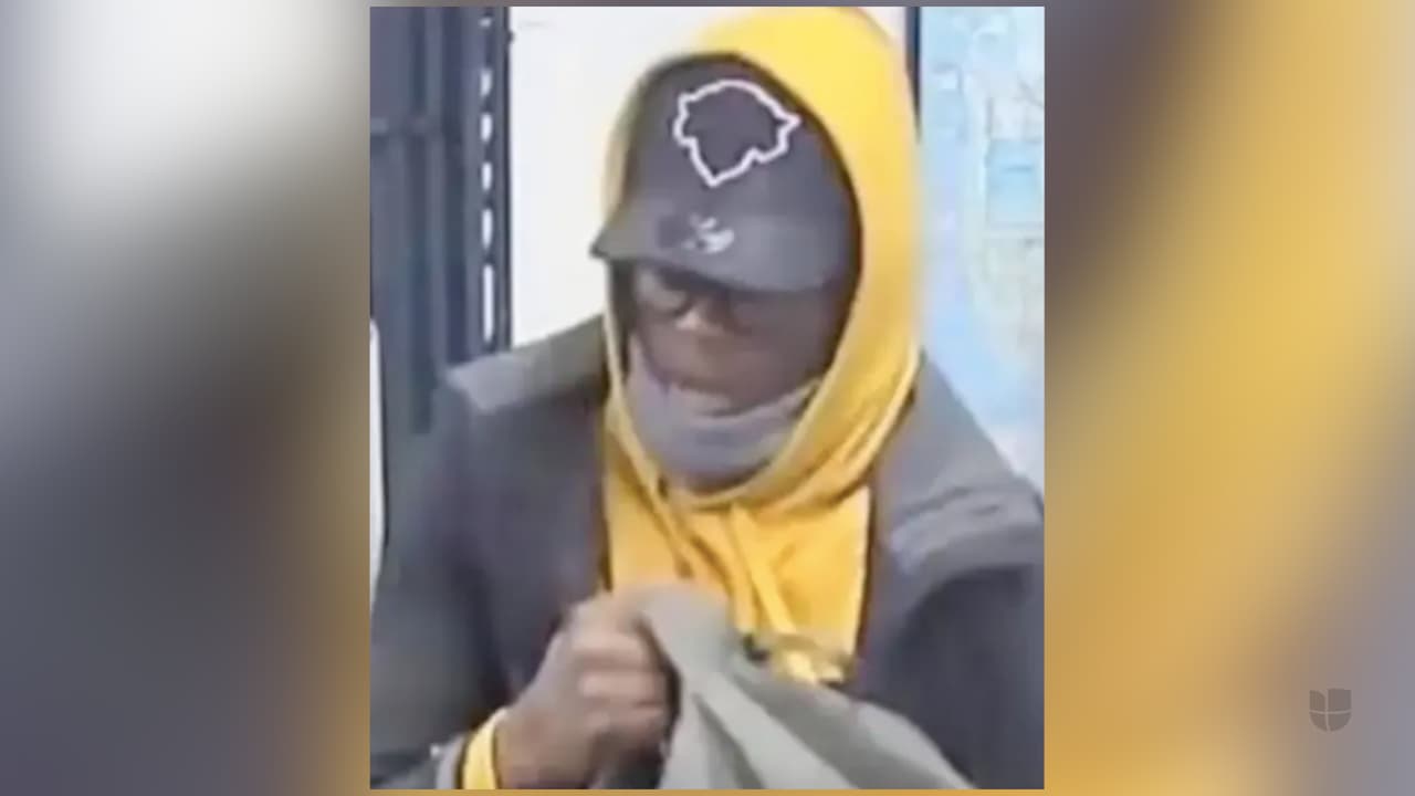 Acusan a sospechoso de empujar a vías del tren a hombre de intento de asesinato. 