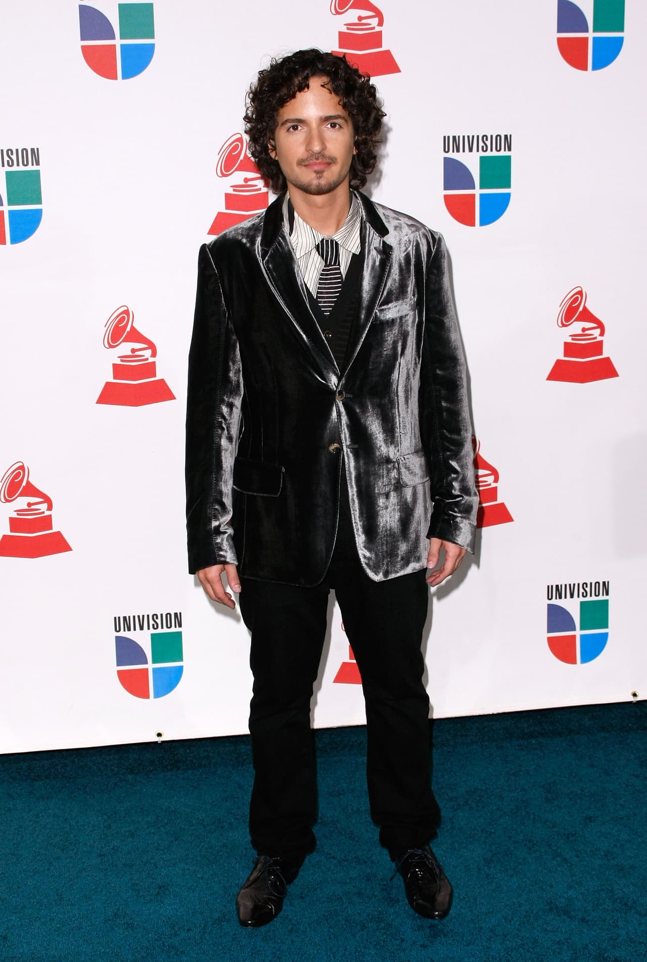 Tommy Torres se unió a la lista de galanes de 2008. El cantante le puso todo su sello al atuendo que usó esa noche.