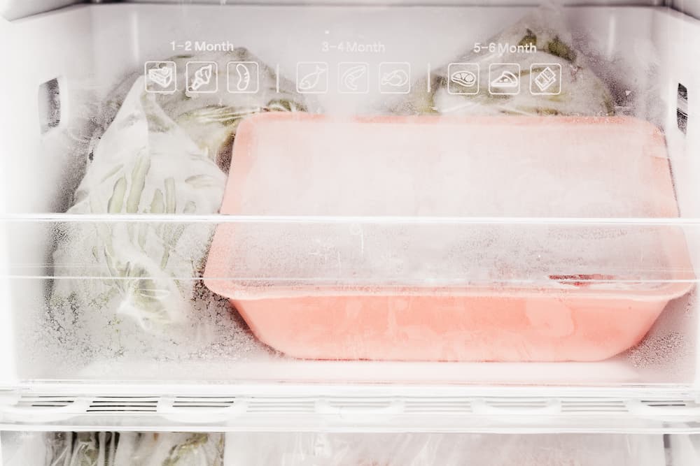 Las galletas te duran entre 6 y 8 meses si están cocidas, pero tiene la mitad de tiempo en caso de ser solo la masa. Pero si te gusta el pay helado solo tienes un mes para comerlo.