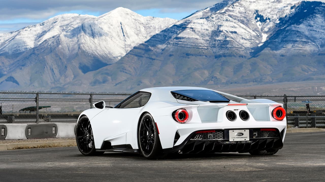 <b>4. <u>Ford GT 2017</u>:</b> 216 MPH (346 KM/H)
<br>
<b>Aceleración (0-60MPH)-</b> 2.9 segundos
<br>
<b>Motor- </b>V6 Twin-Turbo, 3.5 Lts.
<br>
<b>Potencia-</b> 647 HP, 550 Lb-Pie
<br>
<b>Peso-</b> 3,250 Lbs.
<br>
<b>Precio-</b> $453,750