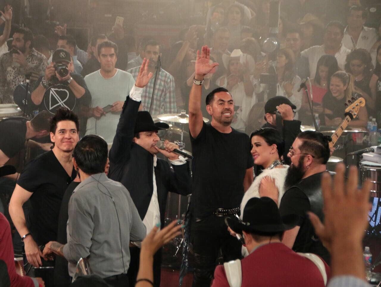 Los integrantes de Matute y Julión cantaron juntos los temas: 'Terrenal' y 'Dime', del chiapaneco.