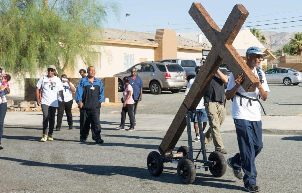 Peregrina con una cruz para animar a los creyentes para que voten en las próximas elecciones