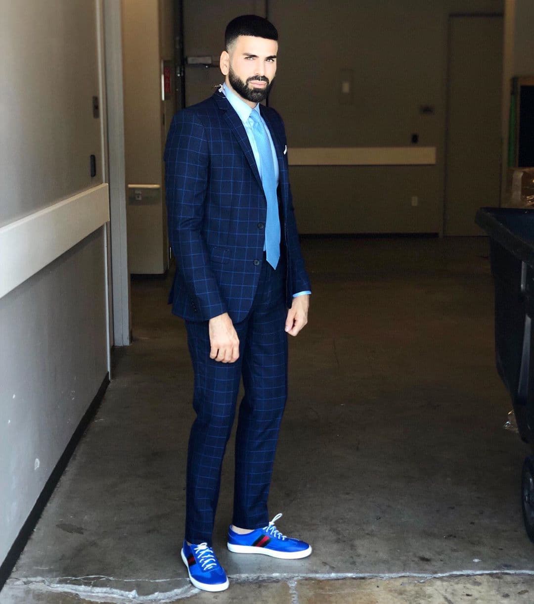 Dijo que vestir traje con tenis "está de tendencia porque ya lleva mucho tiempo [...] hace dos años Pharrell Williams se empezó a poner eso y otros muchos artistas famosísimos, eso es una tendencia porque los diseñadores lo ponen en sus pasarelas", comentó.