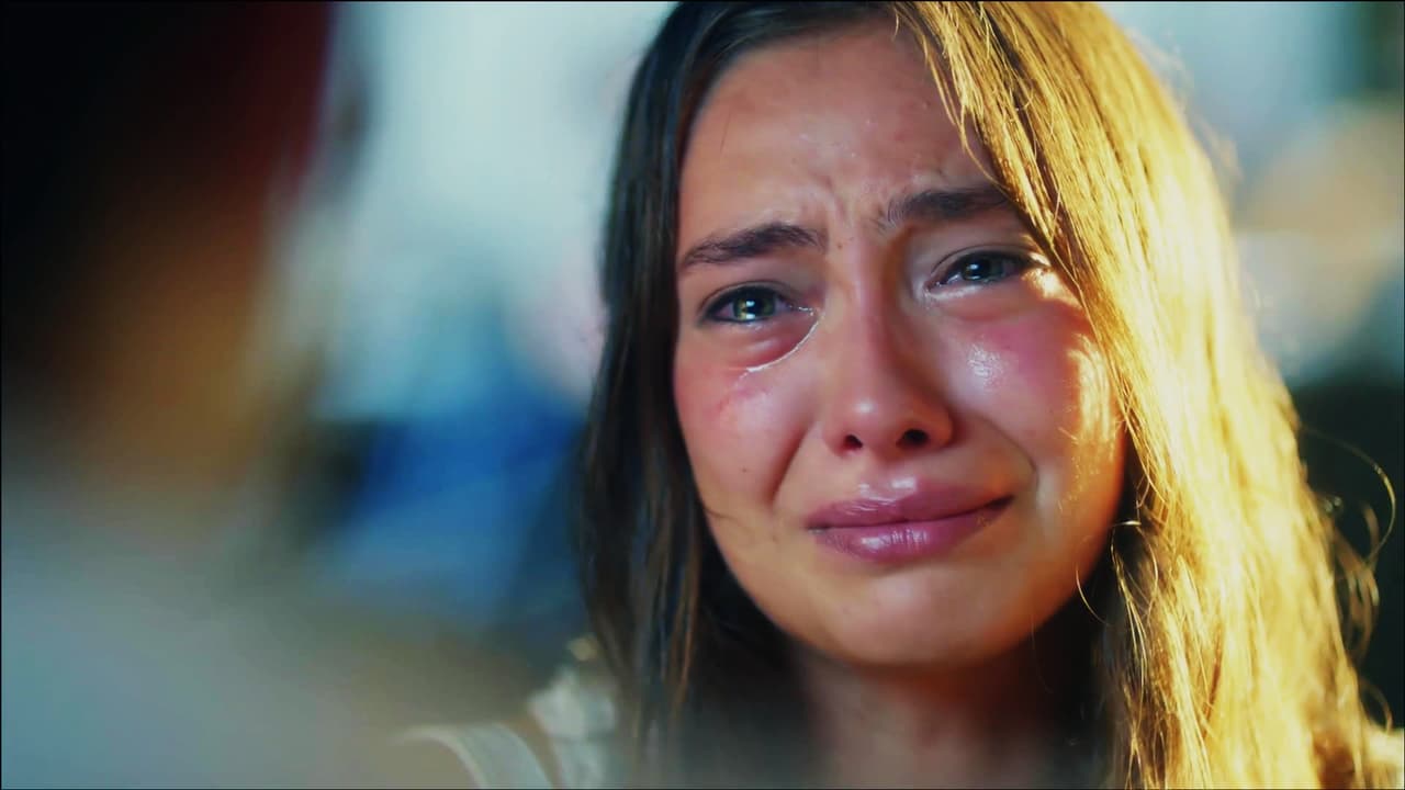 Herido por la decisión, Kemal se marchó para continuar con sus estudios y convertirse en un prestigioso ingeniero. Ella presenció el momento de su partida con el corazón destrozado.